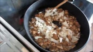 Вкус лета тушеные маслята с картофелем в сметане