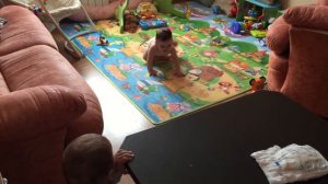 Дети-двойняшки играют и смеются