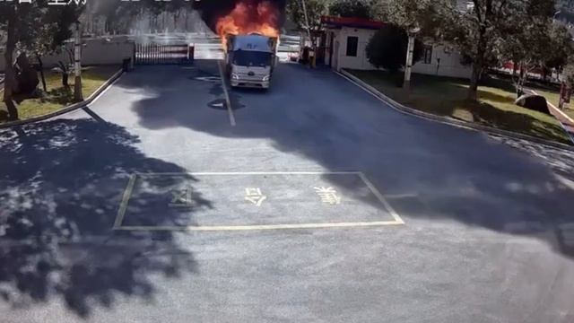 В Китае чувак пригнал горящий грузовик прямо к пожарной станции, где его и потушили. смотреть онлайн