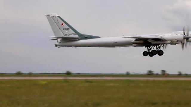 Над Саратовской областью летали "Белые лебеди" и "Медведи" смотреть онлайн