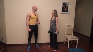 Фитнес в зале и дома  для девушек и женщин.  Упражнения с гантелями.