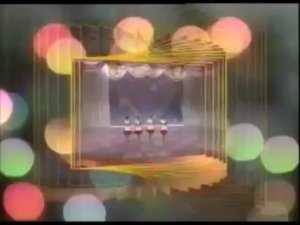 Северокорейские танцоры из ансамбля "Ванчжэсан" отплясывают под зарубежные хиты