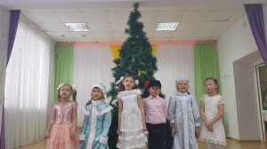 В просторном светлом зале