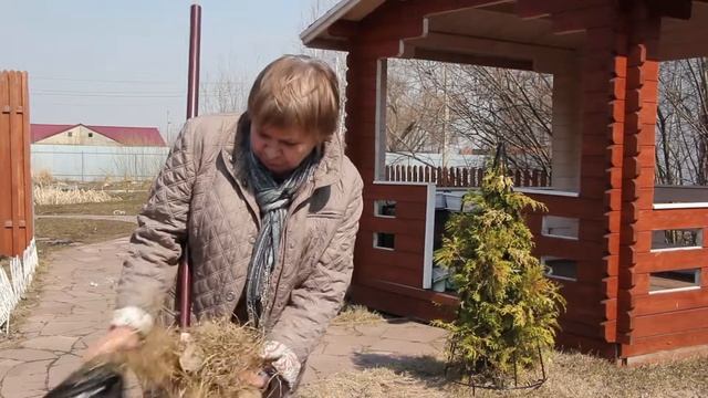 Уход за газоном весной ✅ Вычесывание и удобрение газона