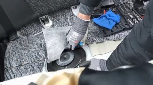 БМВ Е46.N42.Открываем лючок и снимаем фишку с насоса