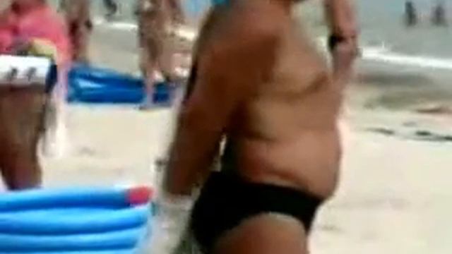 мужик одевает штаны через голову полный ржач)))) смотреть онлайн