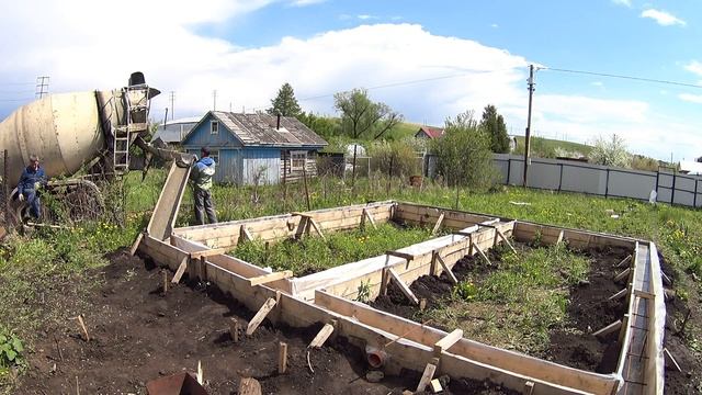 Строю загородный дом. Ошибки Фундамент. Расперло опалубку!!! смотреть онлайн