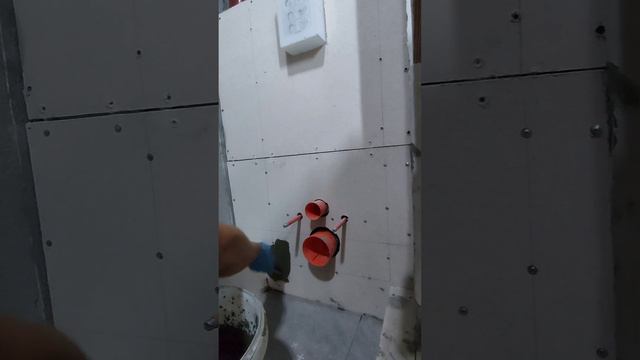 Укладка керамогранита на инсталляцию.