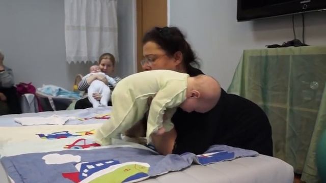 Людмила Краснобаева. Отвисаем и расслабляем шею малышу. смотреть онлайн