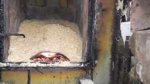 Запуск кирпичной ракетной печи с холодным бункером. Топим опилками.  #Будемпосмотреть