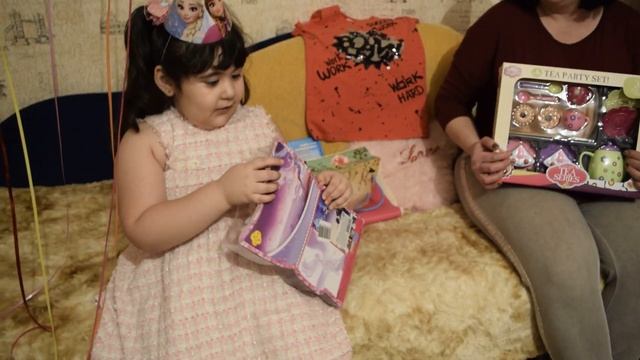 У МИЛАНЫ ДЕНЬ РОЖДЕНИЯ И ПОЛУЧИЛА МНОГО ПОДАРКОВ .12.02.ИСПОНИЛАСЬ 5 ЛЕТ