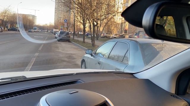 Параллельная парковка в городе задним ходом в реальных условиях между машин. Parallel parking
