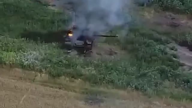 Бойцы обрабатывают из РПГ танк украинцев