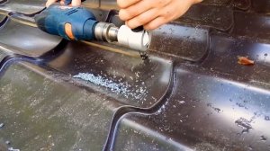 Резка металлочерепицы сверчком