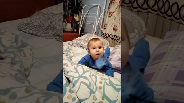Мой малыш учится ползать и балдеет от перьев) смотреть онлайн