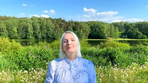 Музыкальный релиз "Возвращайся" представляет собой глубокую и искреннюю песню о любви, ожидании.