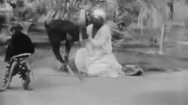Египетский факир с танцующей обезьянкой Egyptian Fakir with Dancing Monkey (1903 год) смотреть онлайн
