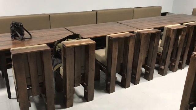 Мебель для бара из паллет в Москве от мастерской KingPallet | Лофт столы, диваны и стулья из паллет