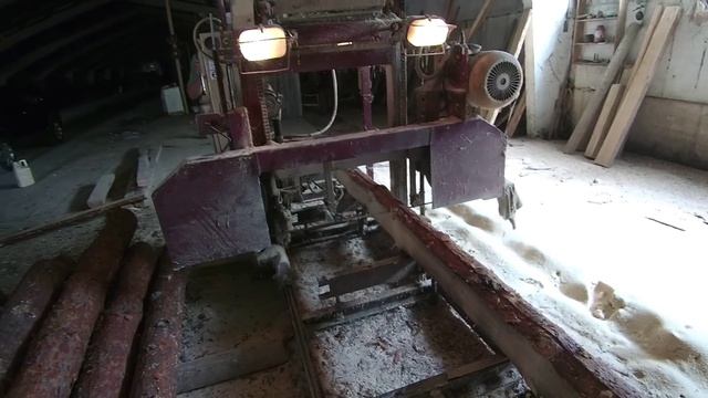 Самодельная ленточная пилорама. Распиловка бревен.