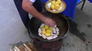 Казан кебаб. Казан кебаб по узбекский. Мясо с картошкой в казане на костре. Казан кебаб рецепт.