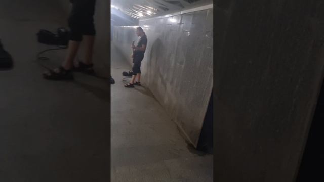 Уличный музыкант играет в подземном переходе в Адлере 🎸