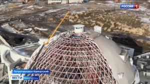 В театре кукол приступили к монтажу стеклянного купола || Вести-Камчатка