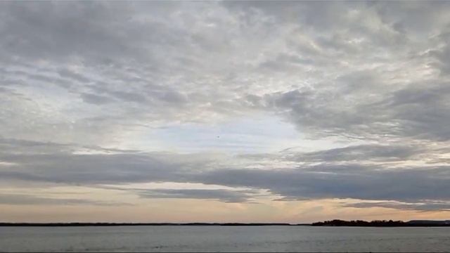 Самолет над саратовской набережной