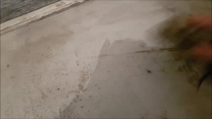 Выравнивание пола женскими руками, смесью цемента+ плиточного клея.Leveling the floor in the hallwa