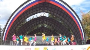 Мы маленькие дети, нам хочется гулять.Танец в День ребенка 2015 Киров