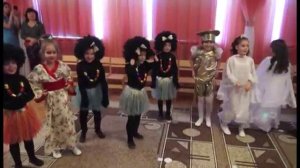 Подвижная игра _Ёлочки-пенёчки_(убыстрение) на новый год в детском саду.mp4