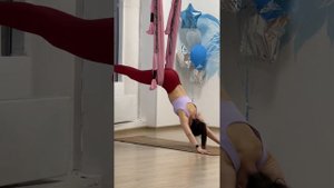 Перевернутая поза в гамаке #йогавгамаках #флаййога #flyyoga #airyoga #aeroyoga #гамакдляйоги