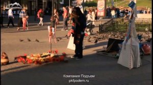 Музыка природы, индеец играет на улице красивую музыку