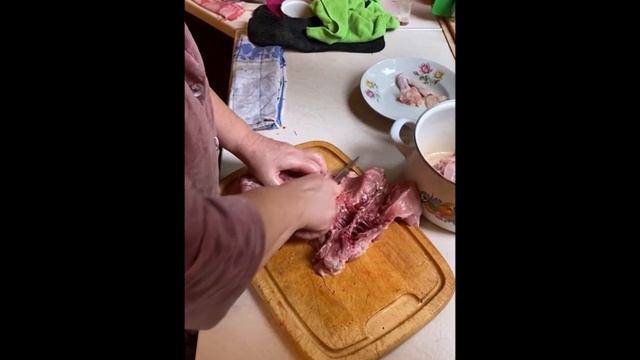 Хочешь вечной любви - научись готовить курицу. Молодым хозяйкам: Разделка и маринование курицы. смотреть онлайн