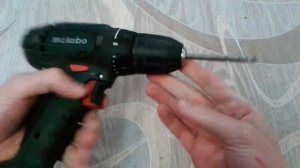 Видео: Как вставить и вытащить биту для шуруповерта под шестигранник?