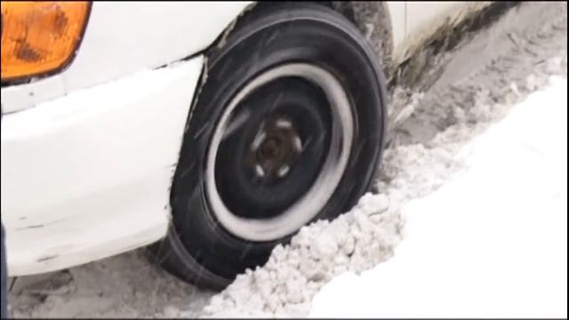 Жители Барнаула встретили сегодняшнее утро, откапывая машины, дома, дорогу смотреть онлайн