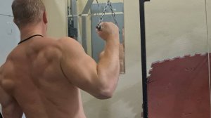 Упражнение для ШИРОЧАЙШЕЙ МЫШЦЫ СПИНЫ . Вертикальная тяга одной рукой в тренажоре !