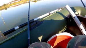 РЫБАЛКА С ЛОДКИ НА БОЛОНСКУЮ И МАХОВУЮ УДОЧКИ. Карась на поплавочную удочку. Сентябрь 2018.