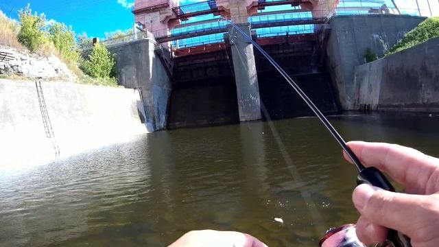 Мормышинг за закрытым шлюзом. Много плотвы, карася и др.  мирной рыбы на ультралайт и микроприманки