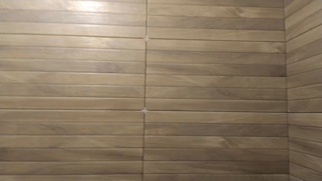 сочитание плитки под дерево,мозайки и светлой плитки.ремонт в туалете смотреть онлайн