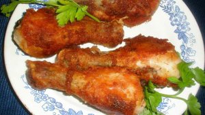 Жареные куриные голени с приправами в муке