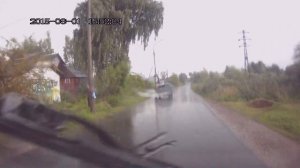 Молния чуть не попала в машину друга