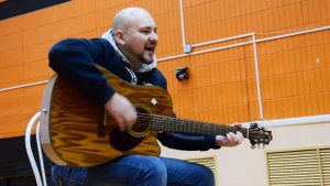 Влад Шмелёв крутой кавер на стыцамен Иван Дорн аккустическая гитара