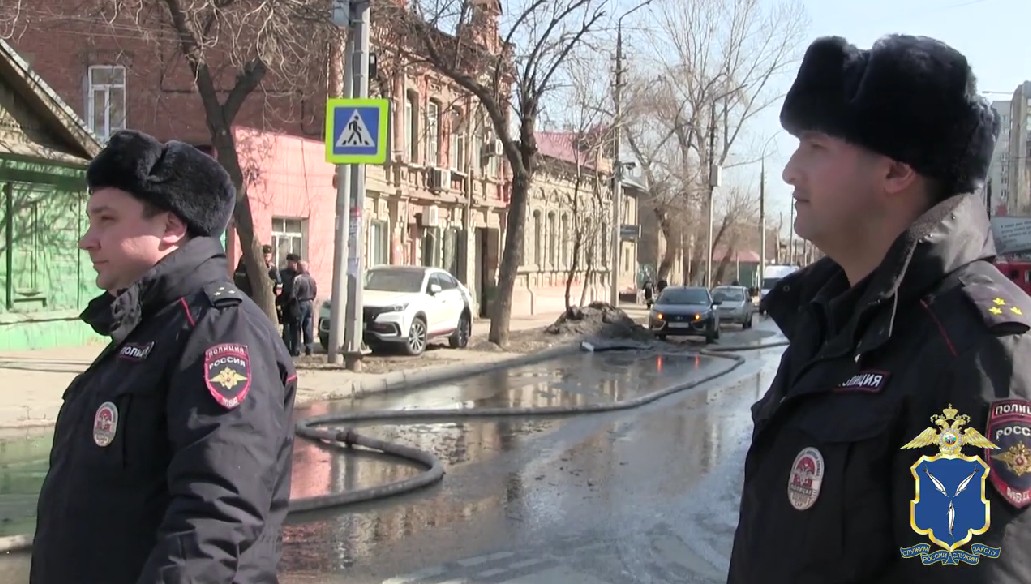 В Саратове во время пожара полицейские пришли на помощь жильцам трёх частных домов