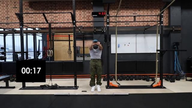 СОЛДАТ ВДВ ВЫПОЛНЯЕТ КОМПЛЕКС СПЕЦНАЗА ГРУ смотреть онлайн