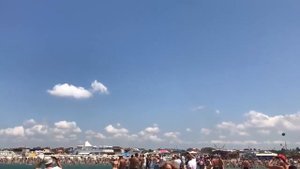 Военный самолет пролетел над головами пляжников в Крыму