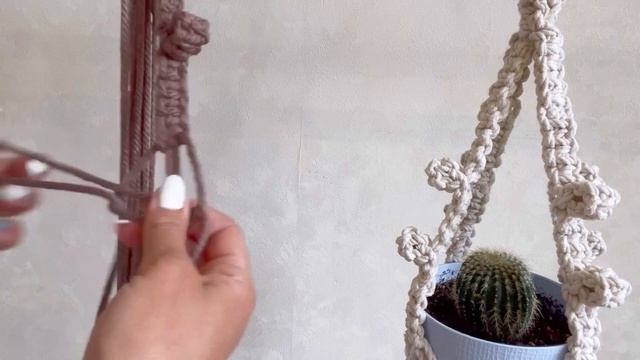 Цветочное кашпо ручной работы техникой макраме. Декор для дома своими руками. DIY plants ?. смотреть онлайн