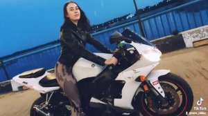 Любите девушек на мото?