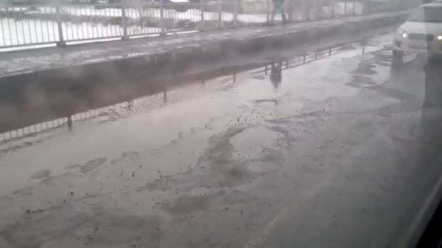 В Минусинске асфальт растаял быстрее снега смотреть онлайн