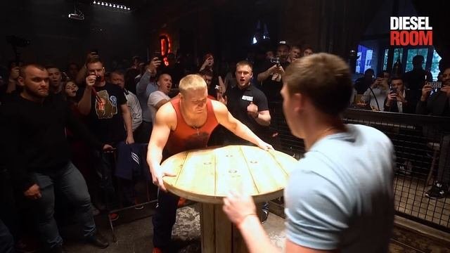 Первый городской турнир по пощечинам в г.Пермь | DJ Cafe DIESEL ROOM / Пощечины / Вырубил здоровяка