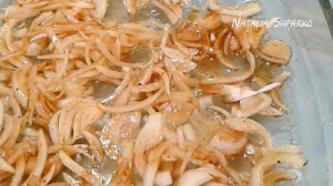 КУРИНАЯ ГРУДКА на ЛУКОВОЙ ПОДУШКЕ в МЕДОВОМ, СОЕВОМ СОУСЕ и КУНЖУТОМ .